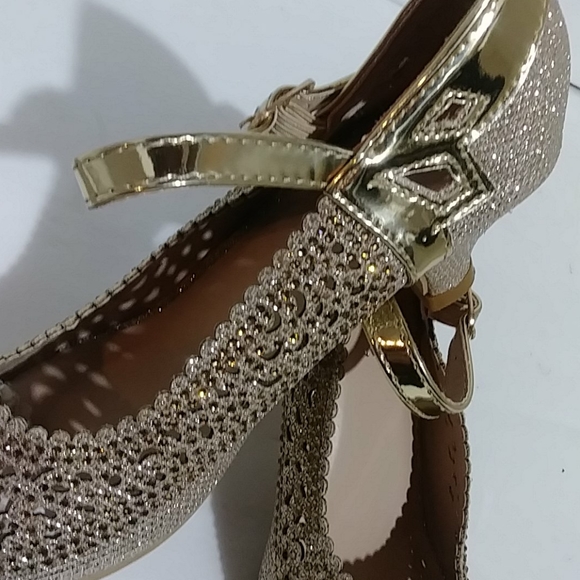 Girls Champagne Dress Shoes w Small Heel - Picture 4 of 7